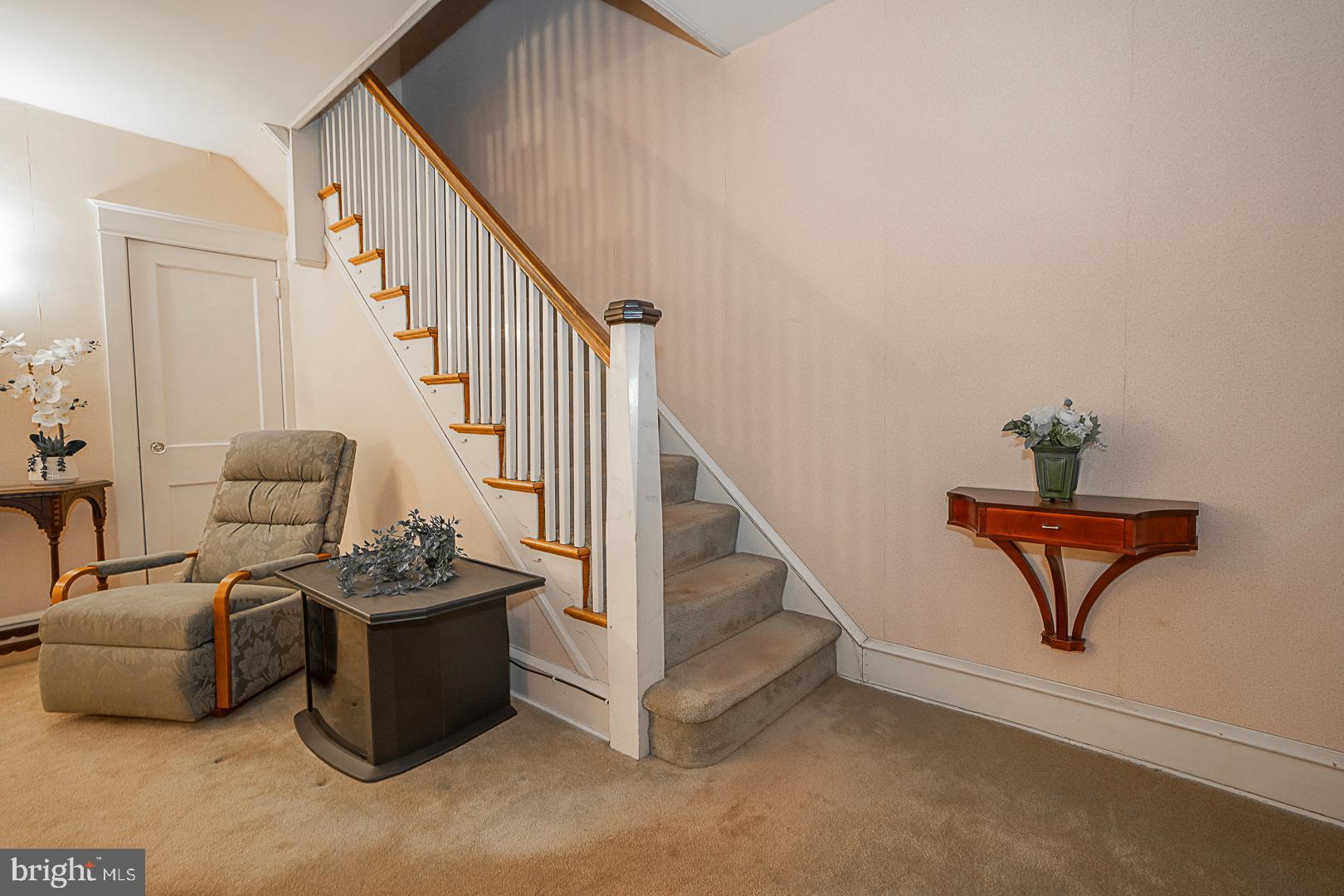 202 Kent Road Upper Darby, PA 19082 - Photo 11 of 27 Front stairs