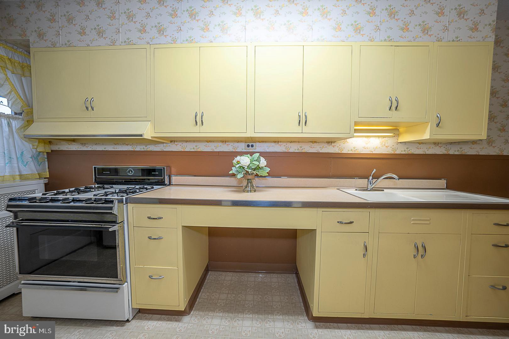 202 Kent Road Upper Darby, PA 19082 - Photo 9 of 27 Kitchen