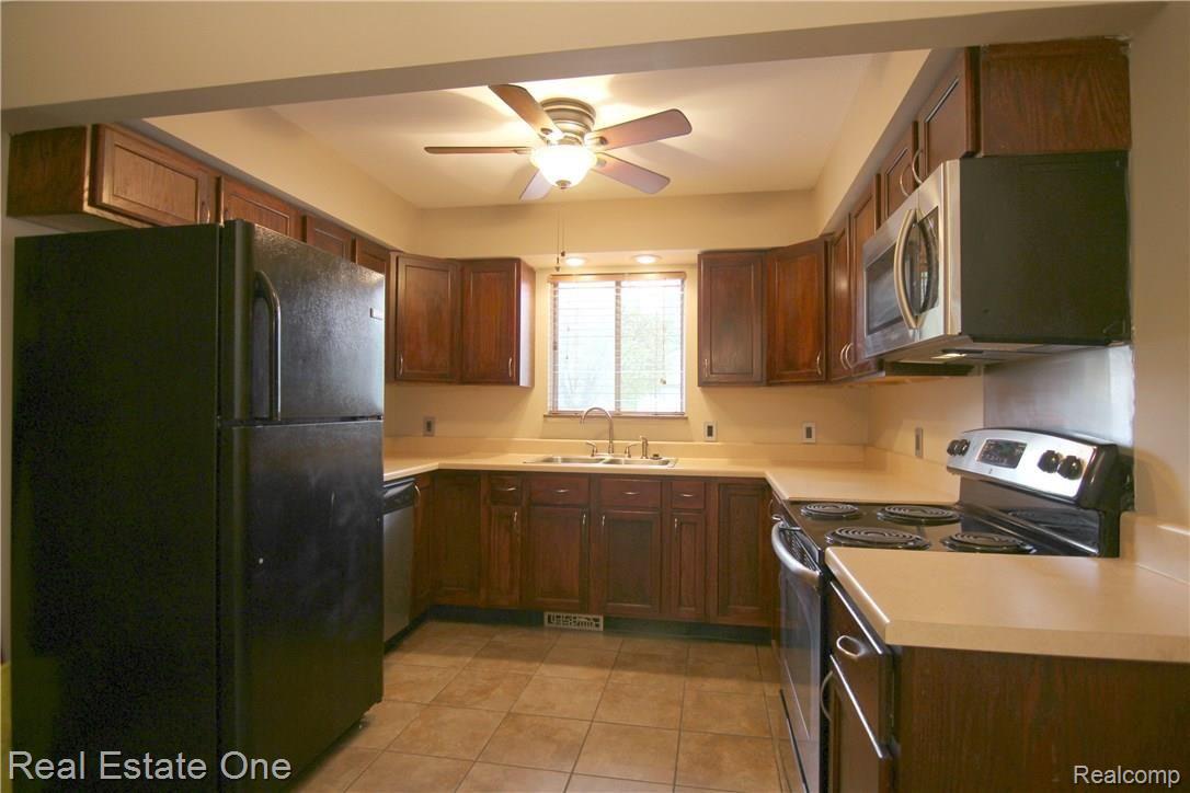 132 South Roslyn Road Waterford, MI 48328 - Photo 9 of 20 Roslyn Kitchen 2.jpg