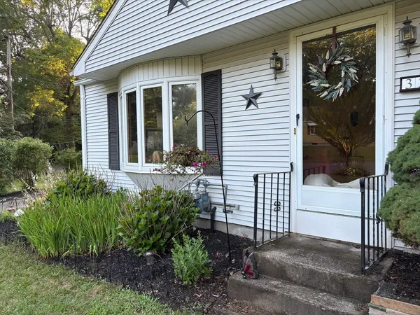 $325,000 | 322 Holcomb Road, Springfield, MA 01118