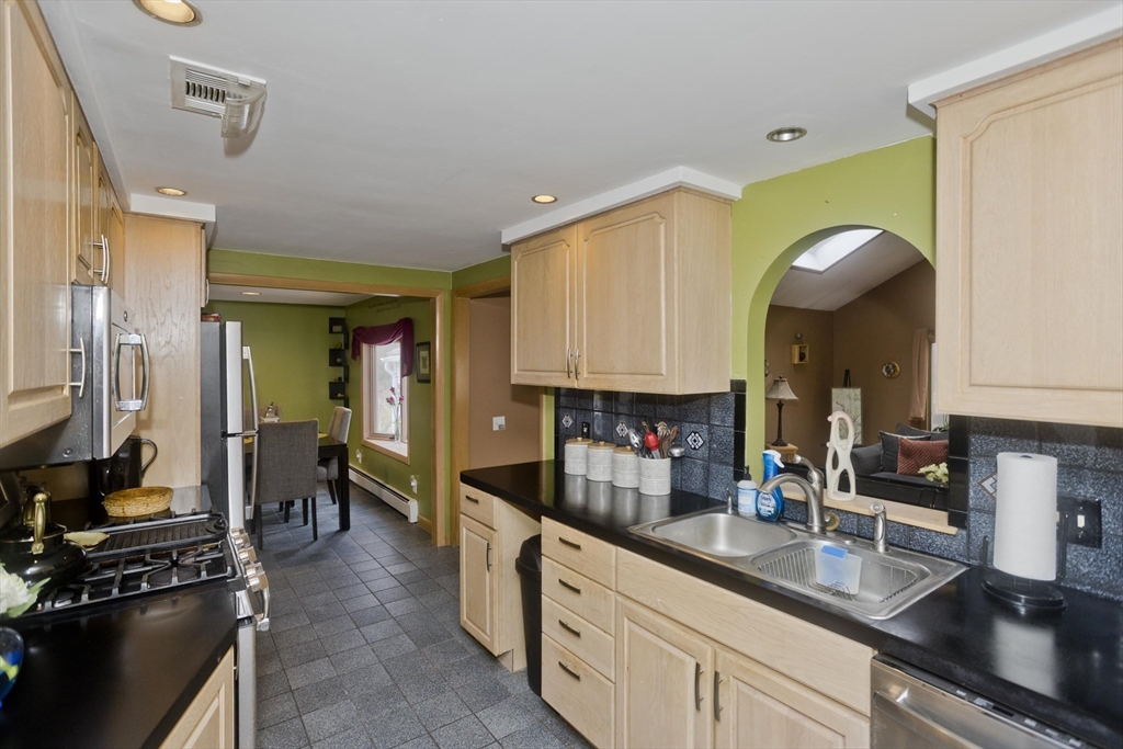 322 Holcomb Road Springfield, MA 01118 - Photo 7 of 32 Gallery Image 7