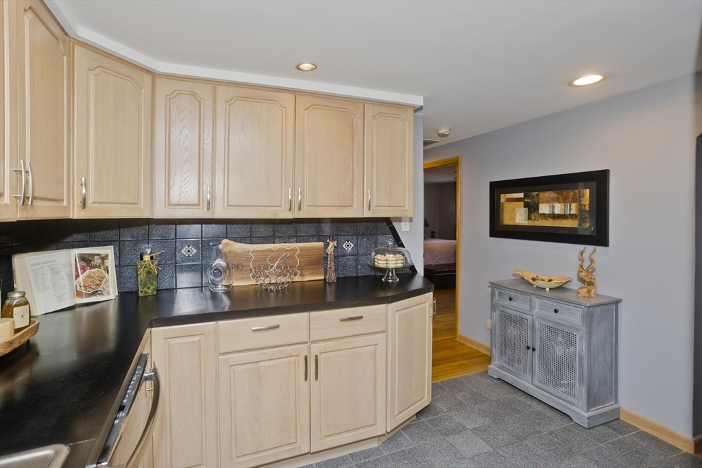 322 Holcomb Road Springfield, MA 01118 - Photo 8 of 32 Gallery Image 8