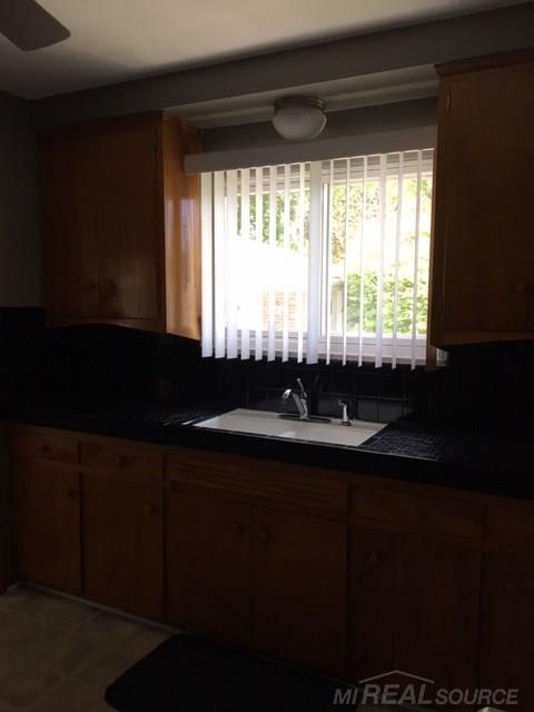 26220 Burg Road Warren, MI 48089 - Photo 16 of 65 31323416-15.JPG