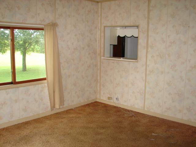 2973 North Tower Road Freeport, IL 61032 - Photo 5 of 7 an empty room with a window