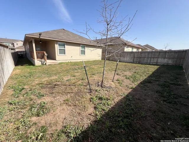 a view of a backyard