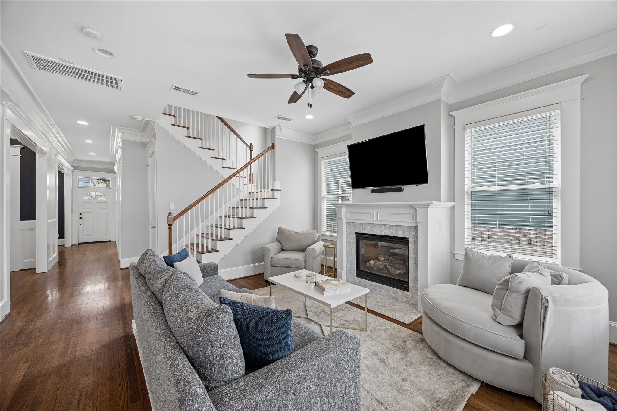 621 West 15th Street Houston, TX 77008 - Photo 13 of 37 The living room offers an inviting setting for gathering and entertaining friends and loved ones.