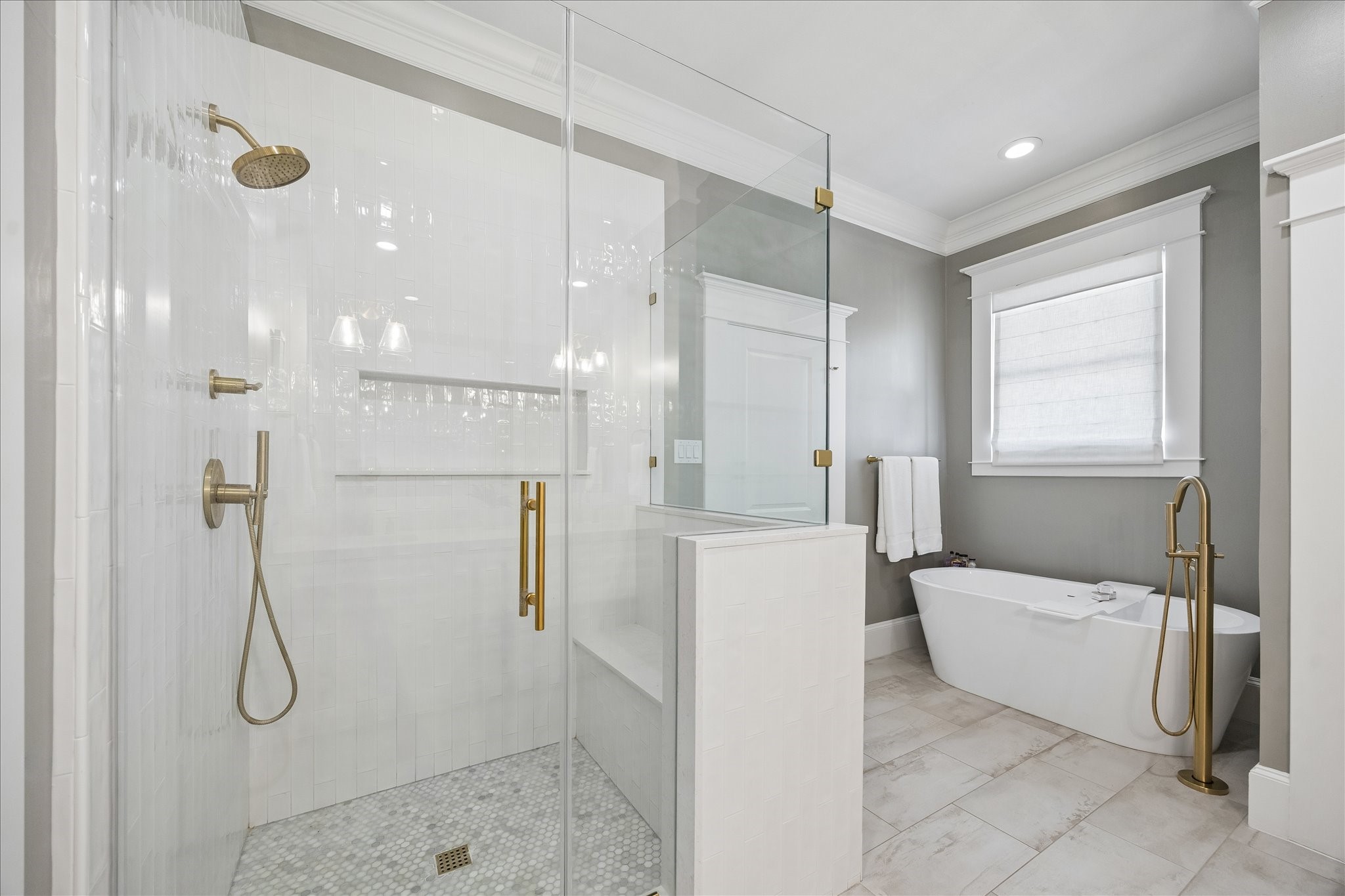 621 West 15th Street Houston, TX 77008 - Photo 21 of 37 Luxurious spa-like bath featuring a soaking tub and a glass-enclosed shower with a built-in bench.