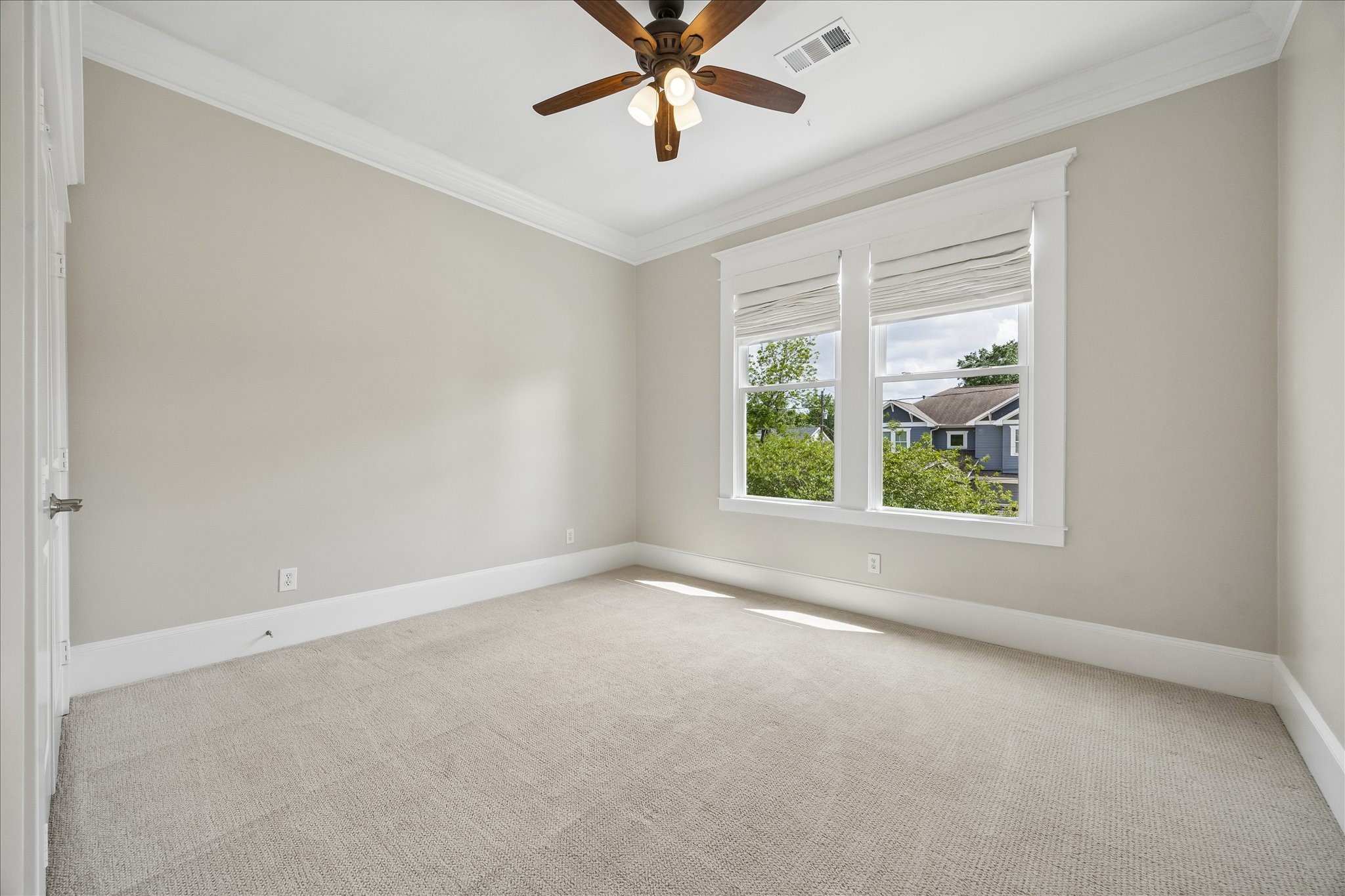 621 West 15th Street Houston, TX 77008 - Photo 27 of 37 Spacious secondary bedroom with window coverings, crown molding, ceiling fan and closet.