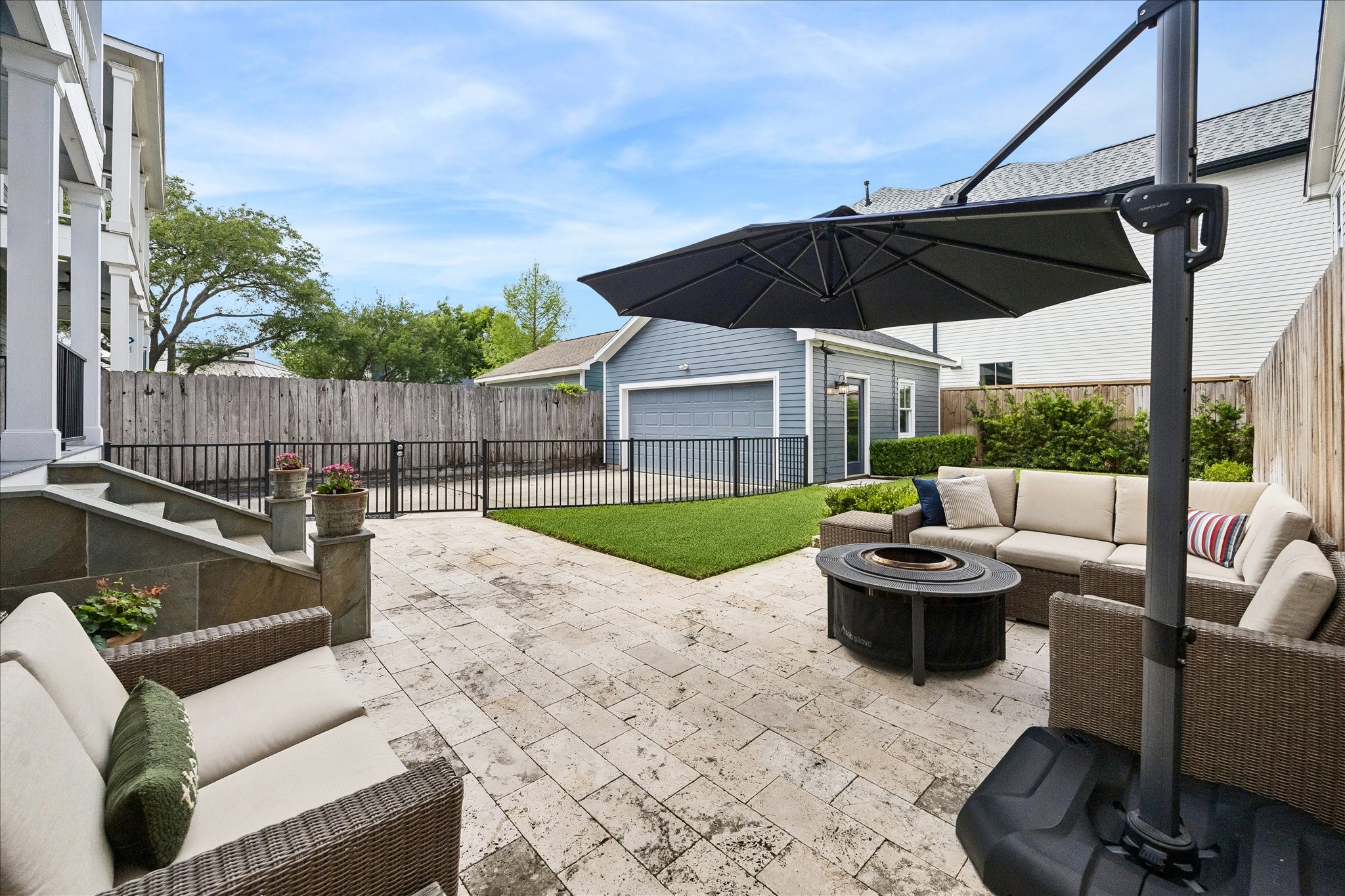 621 West 15th Street Houston, TX 77008 - Photo 31 of 37 The patio offers the perfect setting for entertaining or unwinding while enjoying the outdoors.