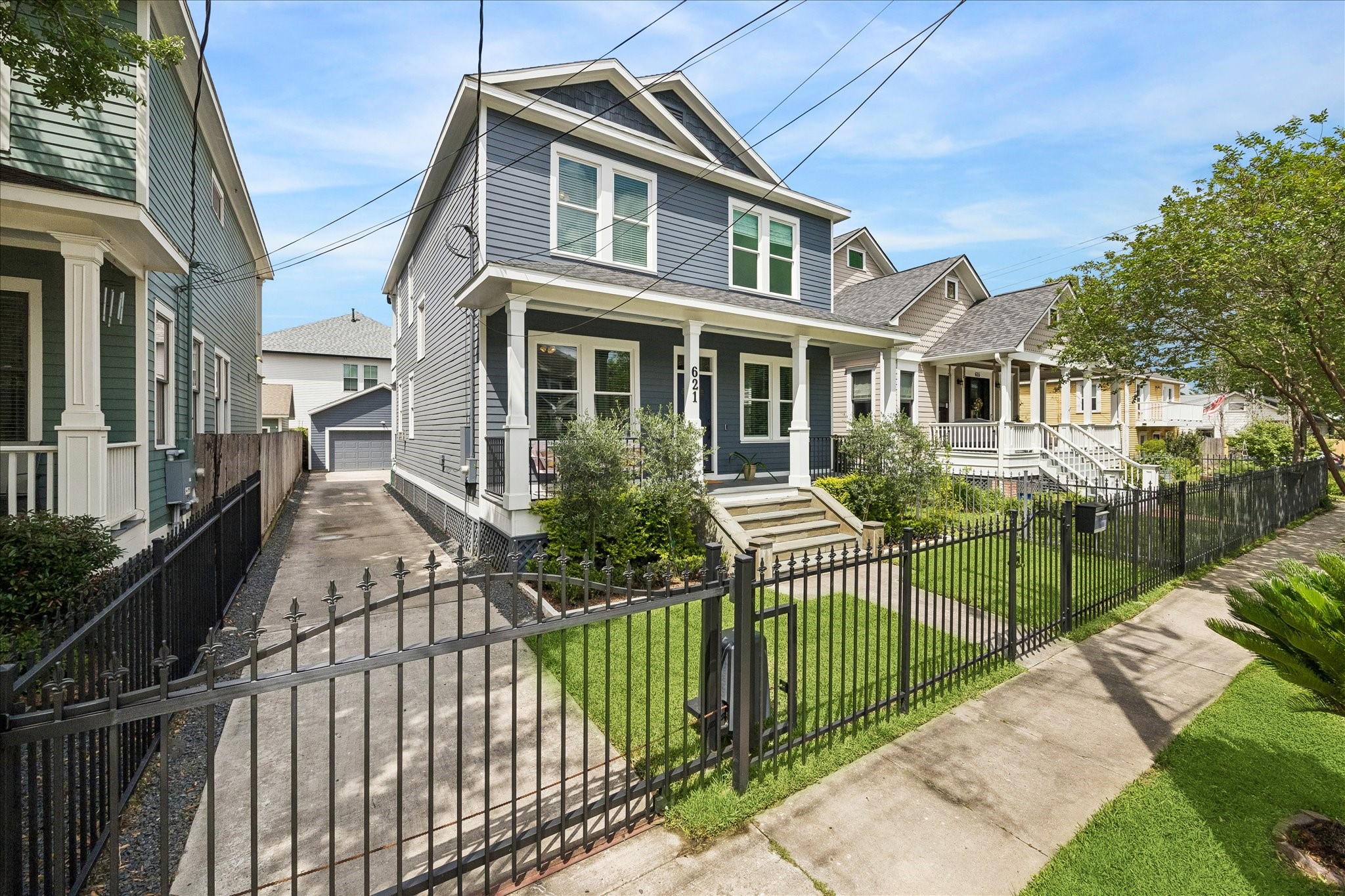 621 West 15th Street Houston, TX 77008 - Photo 34 of 37 A long driveway with an automatic gate leads to the two-car garage.