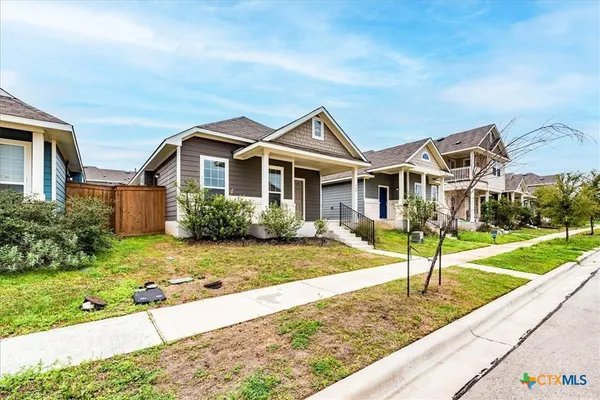 a view of a yard in front of house