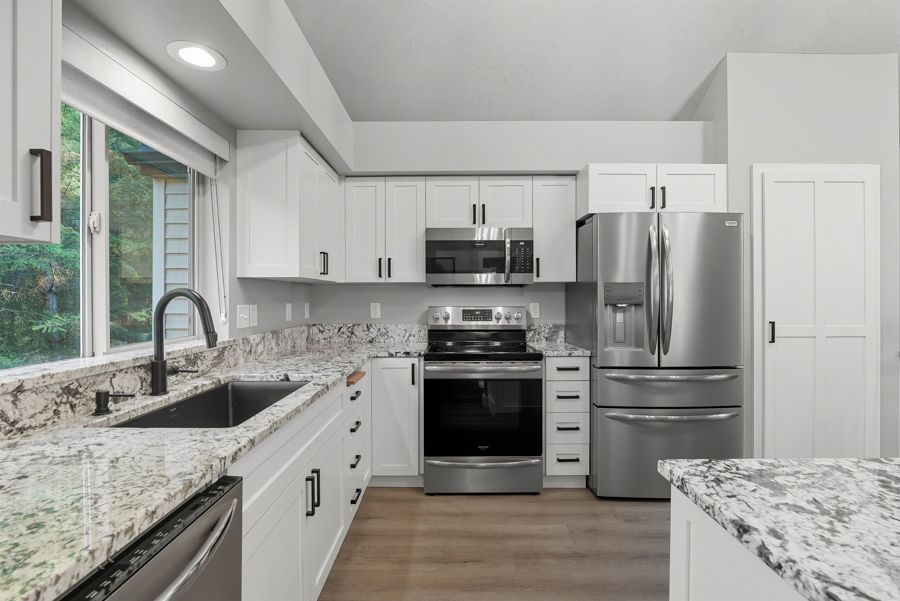 809 West Lincoln Boulevard Spokane, WA 99224 - Photo 2 of 29