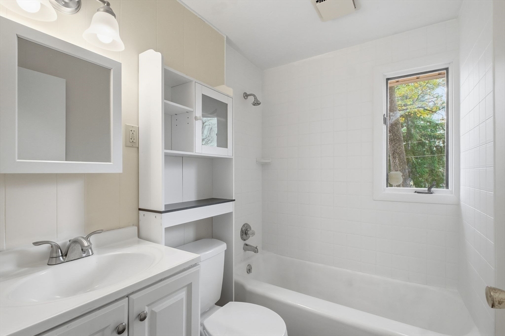 392 Gifford Street Springfield, MA 01118 - Photo 16 of 22