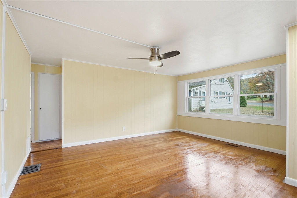 392 Gifford Street Springfield, MA 01118 - Photo 2 of 22