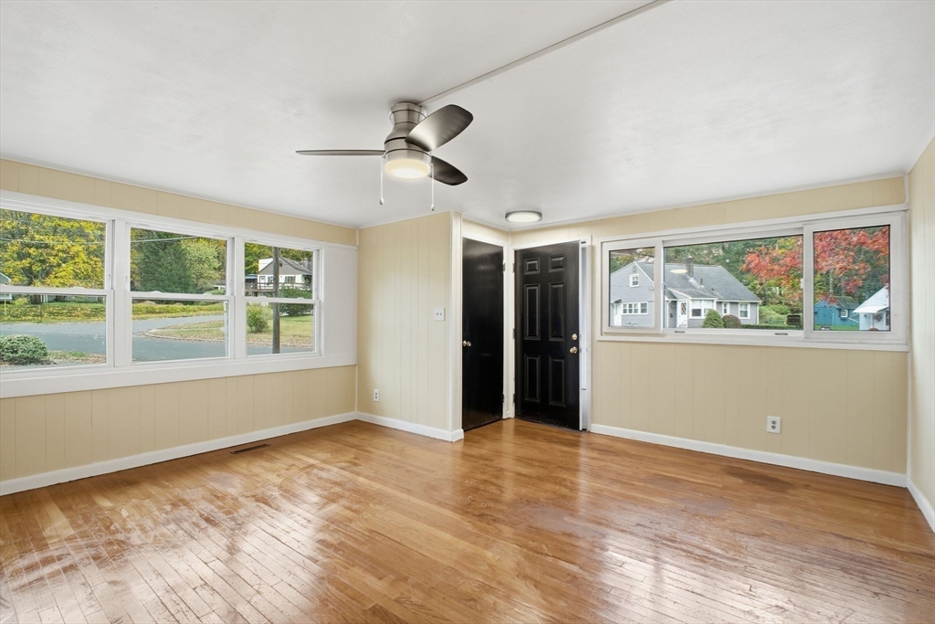 392 Gifford Street Springfield, MA 01118 - Photo 3 of 22