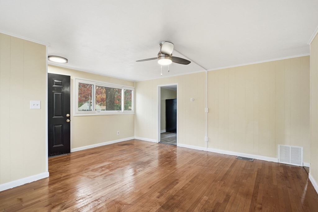 392 Gifford Street Springfield, MA 01118 - Photo 4 of 22