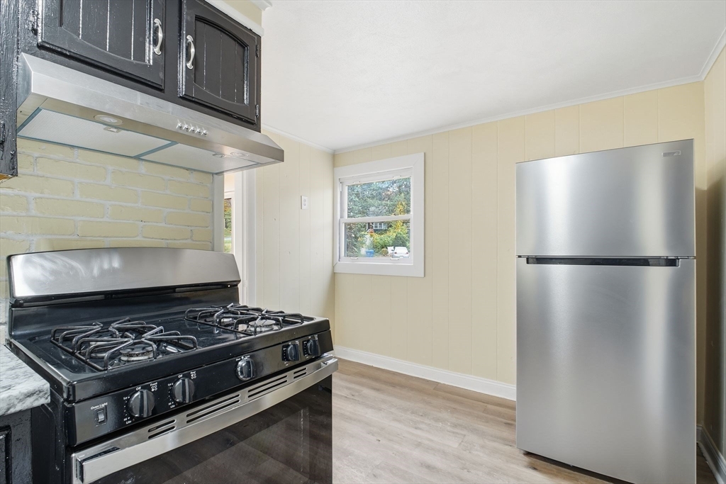 392 Gifford Street Springfield, MA 01118 - Photo 6 of 22