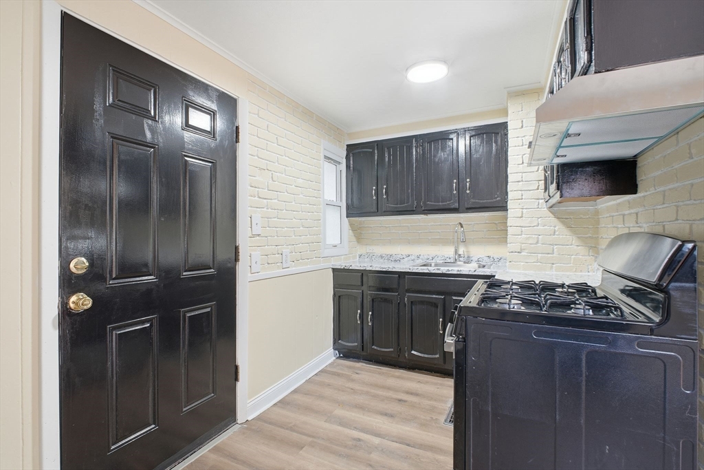 392 Gifford Street Springfield, MA 01118 - Photo 7 of 22