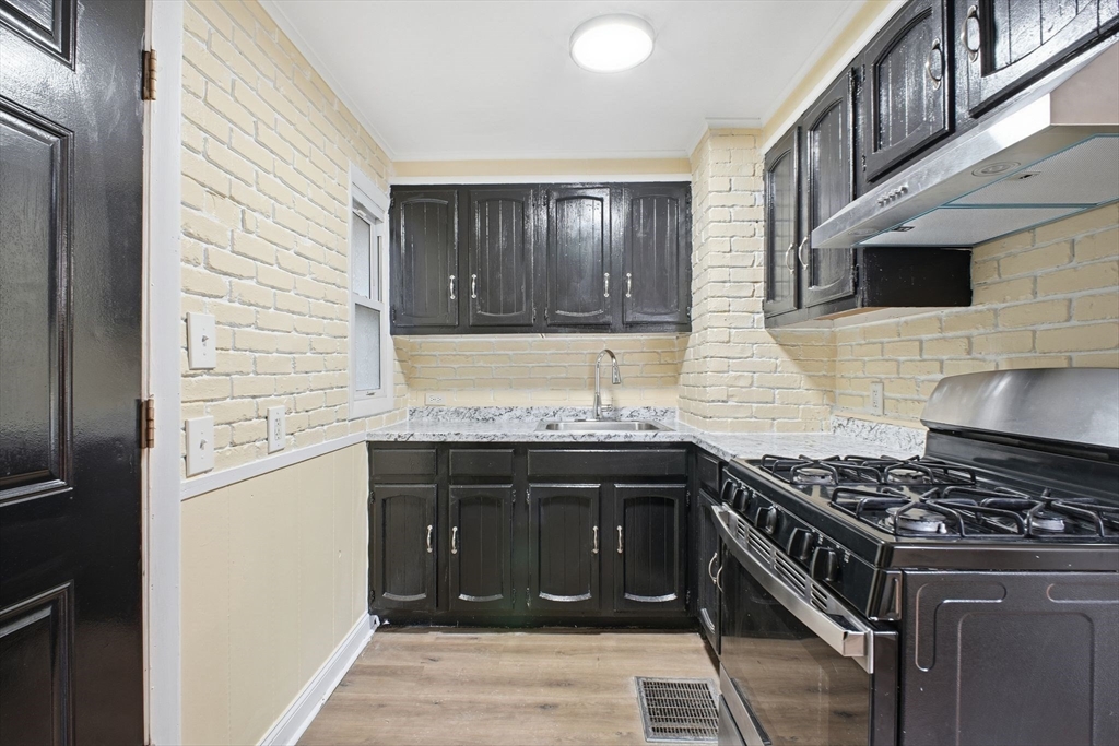 392 Gifford Street Springfield, MA 01118 - Photo 9 of 22