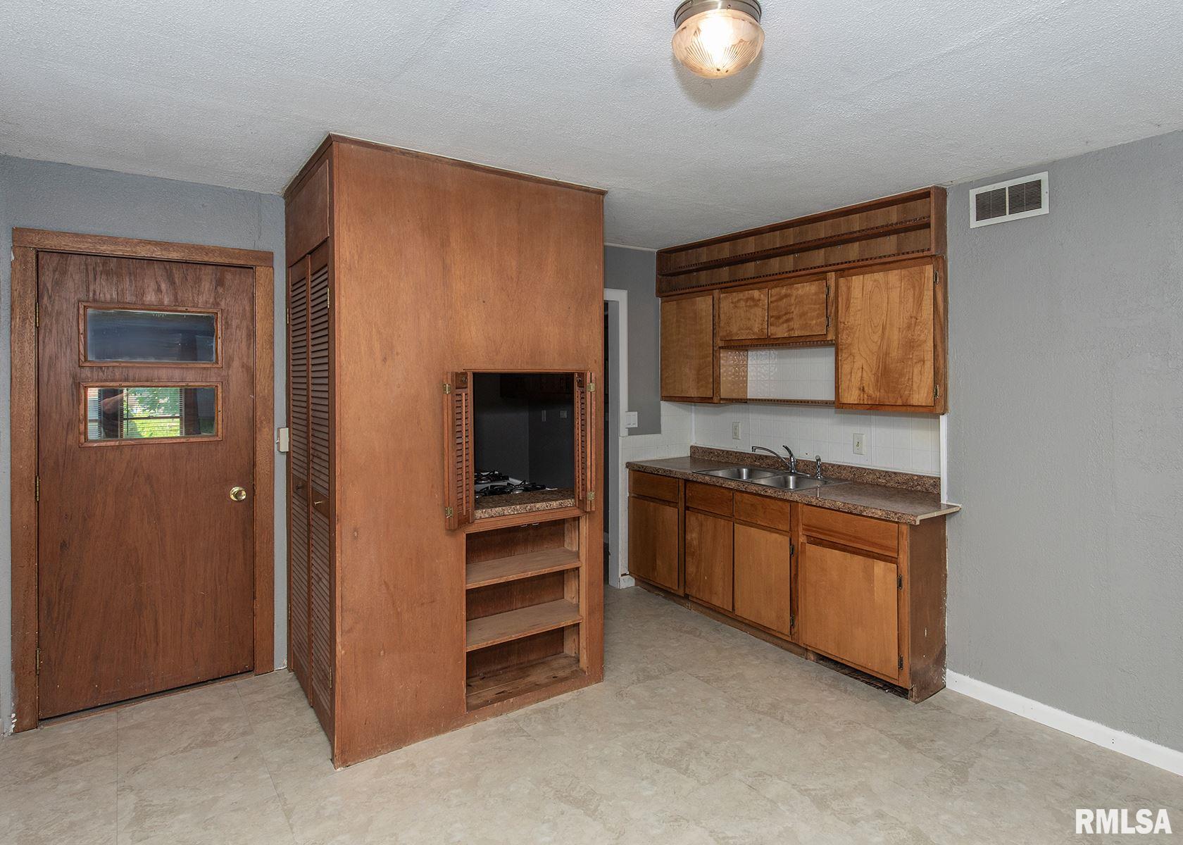 208 5th Street East Milan, IL 61264 - Photo 5 of 29