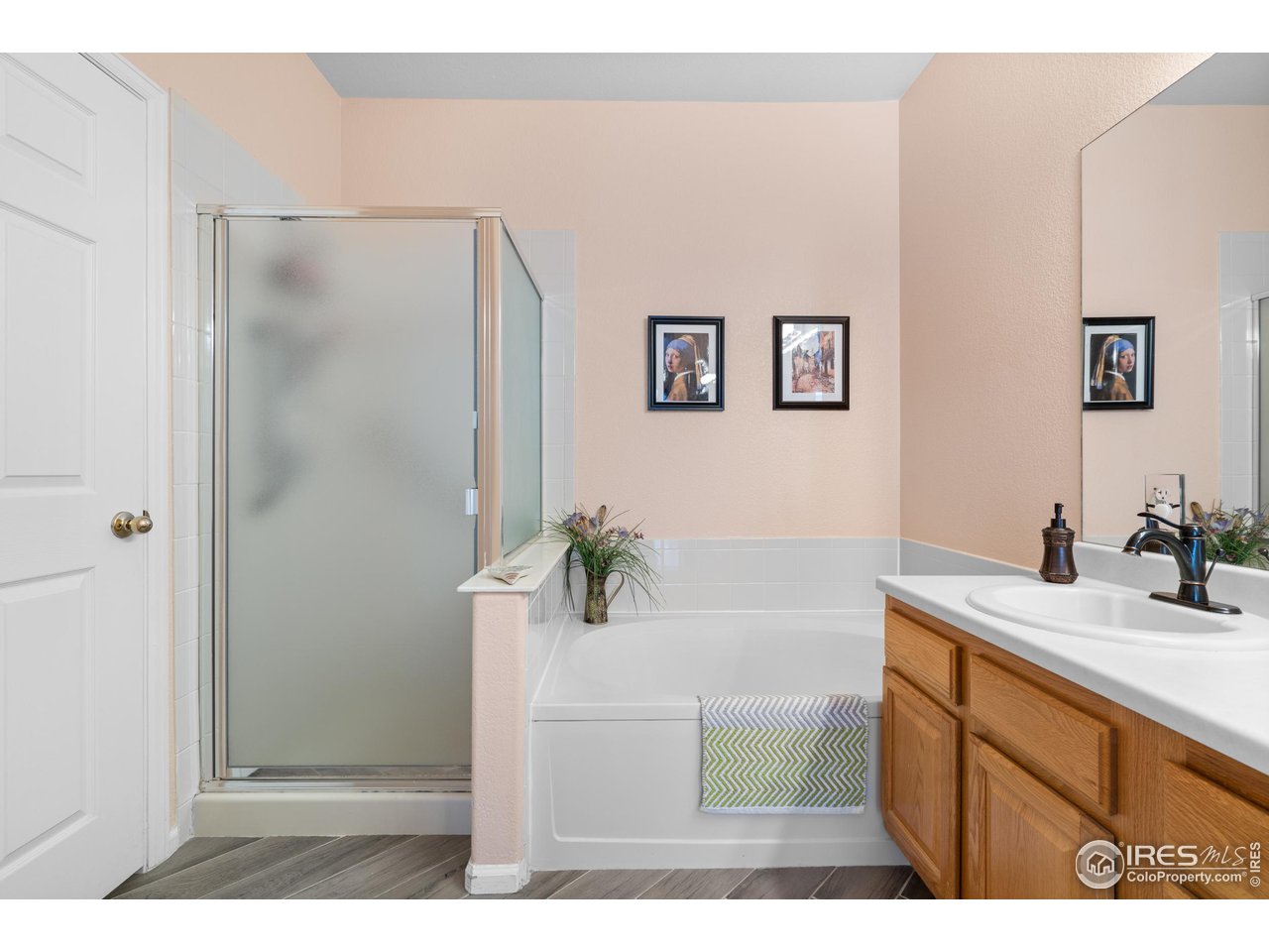10351 Cook Way Thornton, CO 80229 - Photo 17 of 30 a bathroom with a sink a mirror and a bathtub