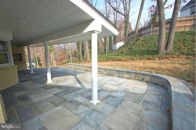 6211 Foxcroft Road Alexandria, VA 22307 - Photo 5 of 30 Exterior (Rear)