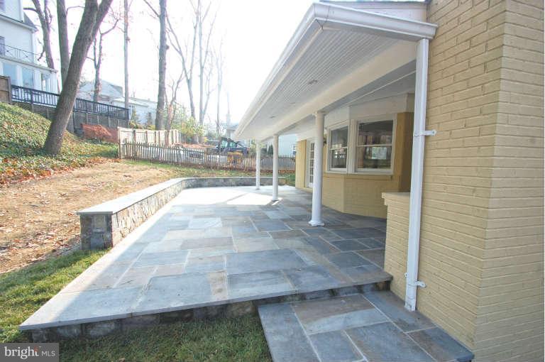 6211 Foxcroft Road Alexandria, VA 22307 - Photo 7 of 30 Exterior (Rear)