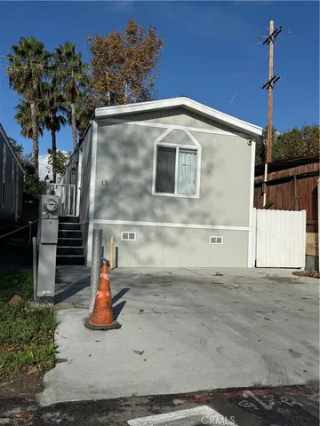a view of a house with backyard