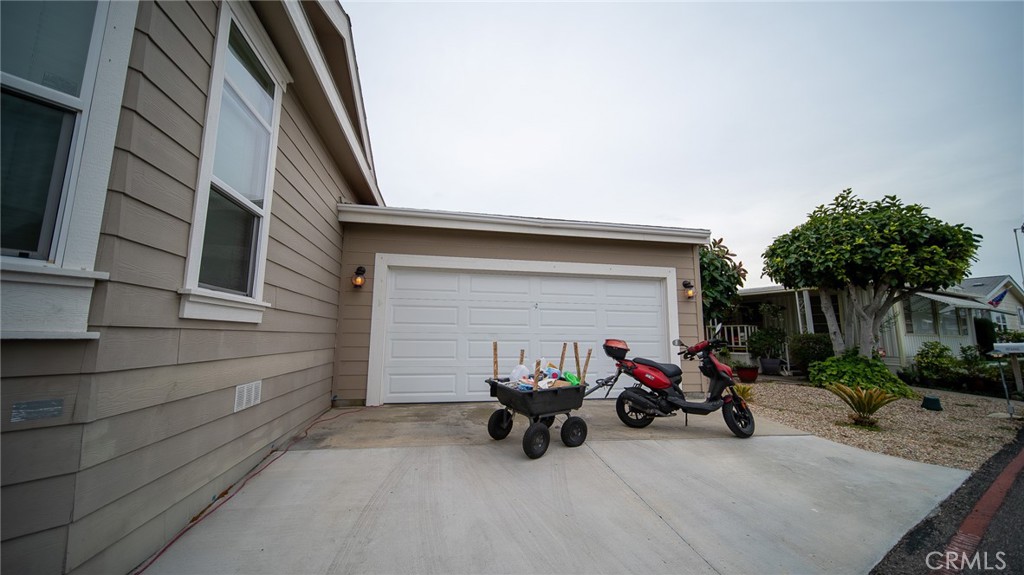 5 Ash Via Anaheim, CA 92801 - Photo 16 of 17 a view of a patio with table and chairs and potted plants