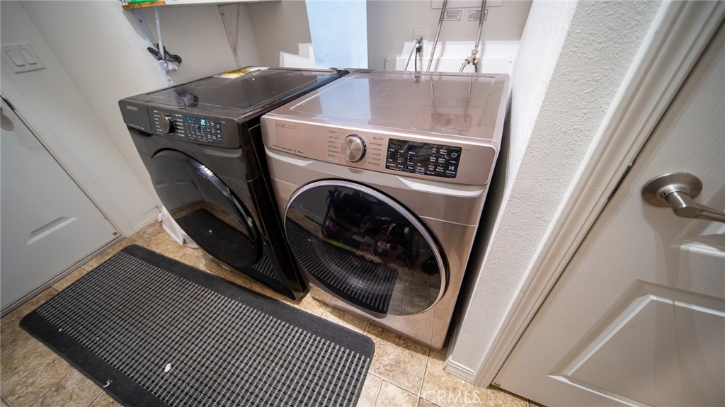 5 Ash Via Anaheim, CA 92801 - Photo 7 of 17 a utility room with dryer and washer