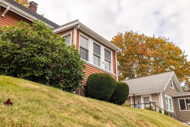 a view of a house with a yard