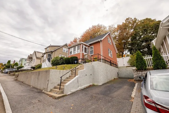 a view of a house with backyard