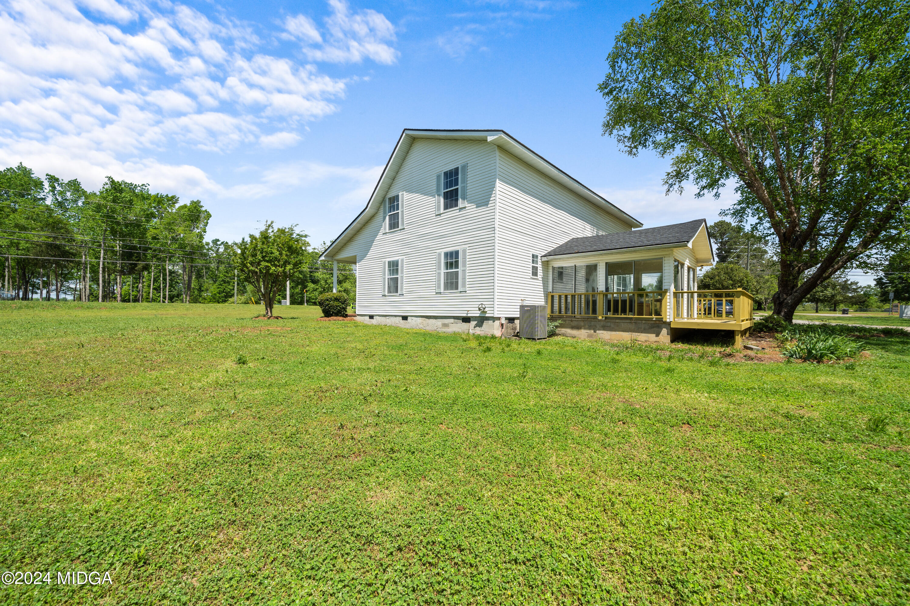 246 Langston Road Perry, GA 31069 - Photo 5 of 37 a front view of a house with a garden