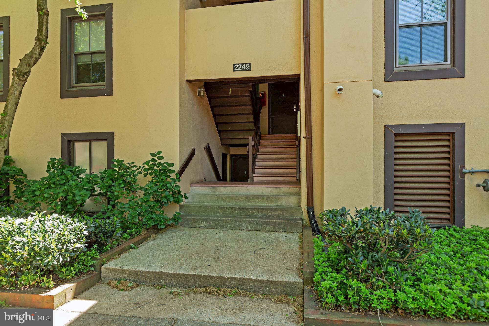 2249 Castle Rock Square, Unit 1B Reston, VA 20191 - Photo 2 of 5 Building Front