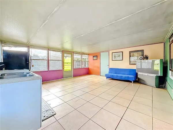 a view of a house with backyard