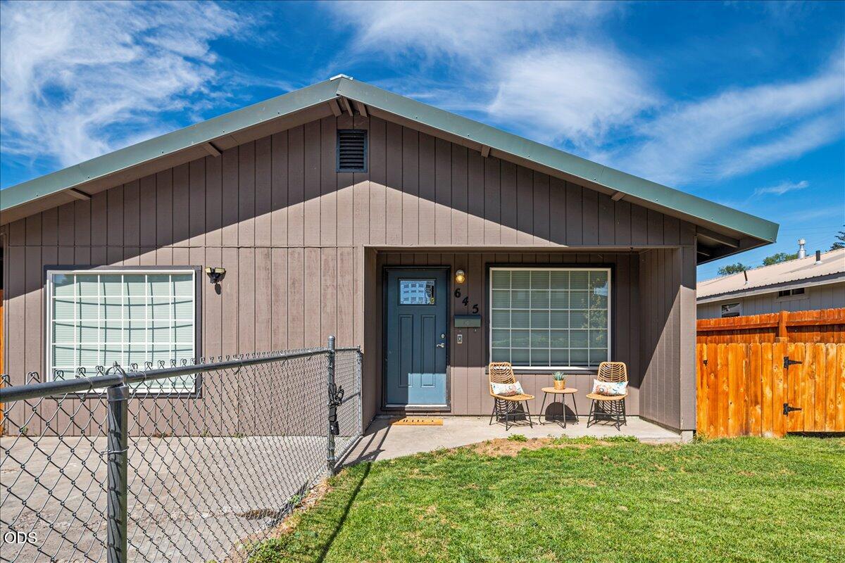 645 Northwest 7th Street Redmond, OR 97756 - Photo 3 of 37