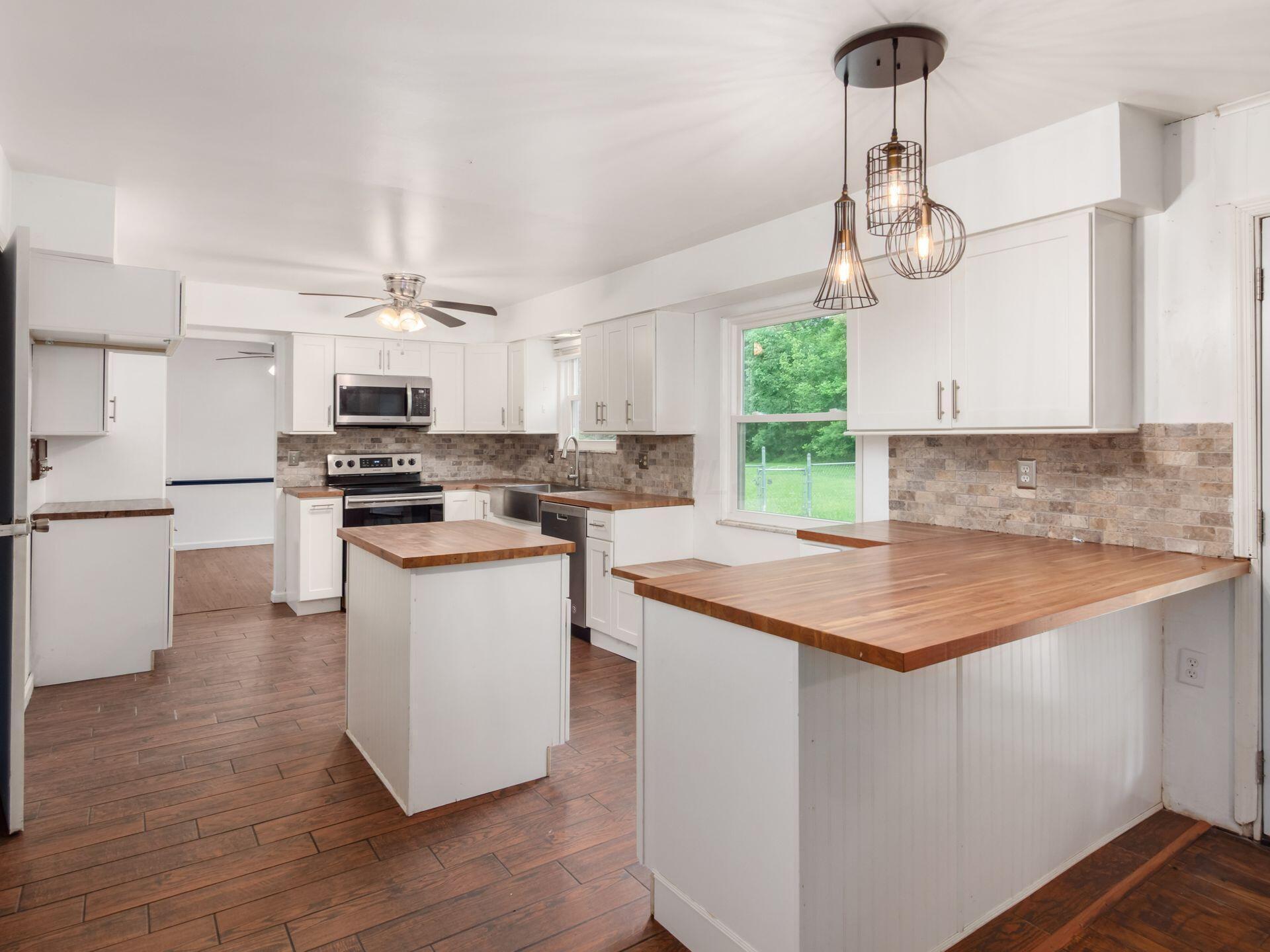 13400 Trenton Road Galena, OH 43021 - Photo 11 of 44 Kitchen with Island & Eat-In Space