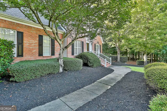 a view of a house with a yard