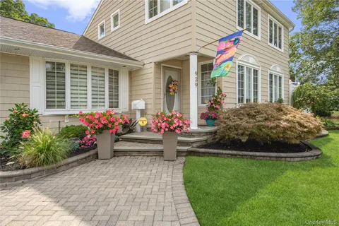 $899,999 | 939 Manor Lane, Bay Shore, NY 11706