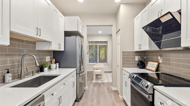 $650,000 | 18010 Northeast 94th Court, Unit 2, Redmond, WA 98052