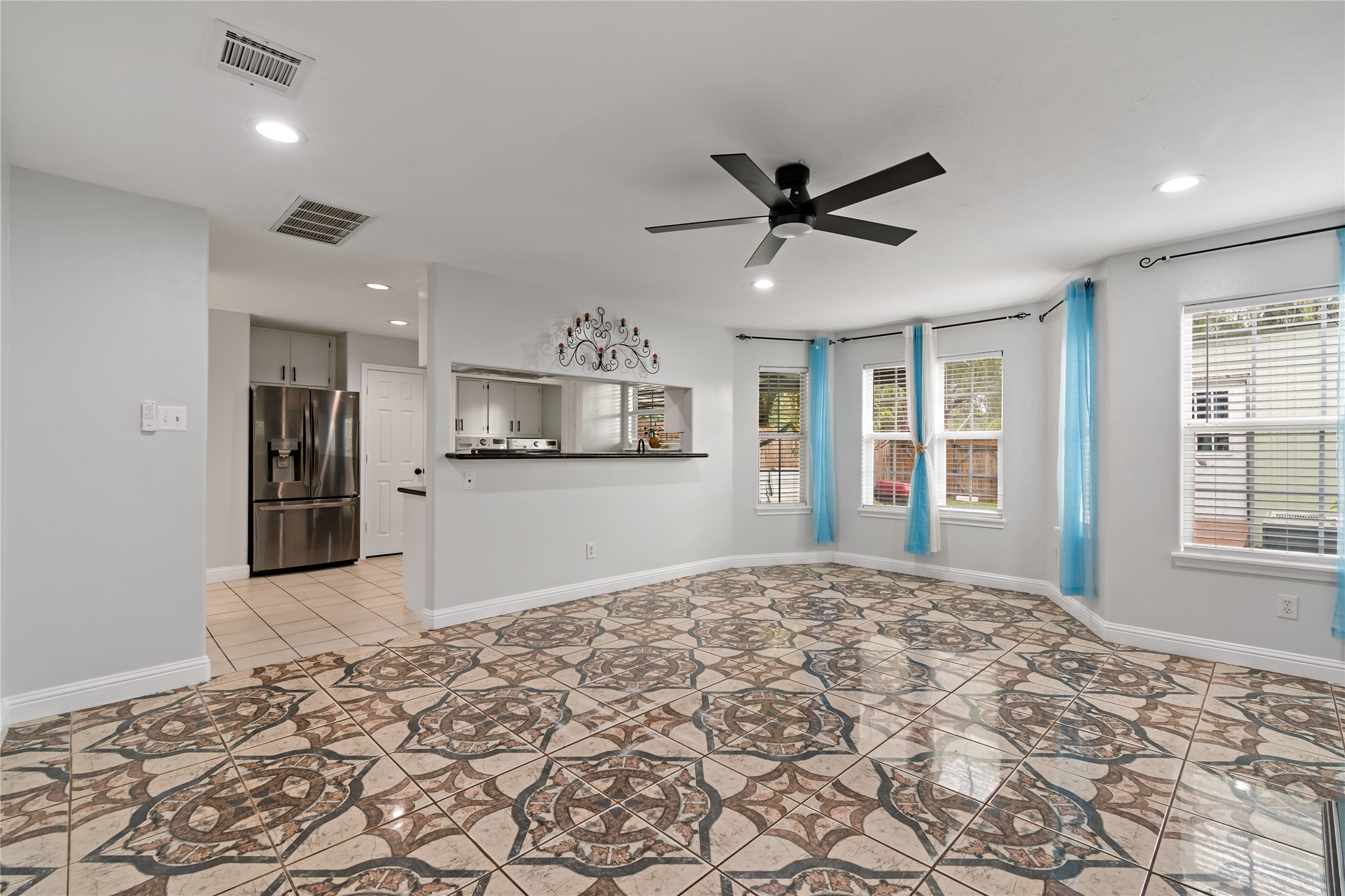 507 Firnat Street Houston, TX 77022 - Photo 7 of 22