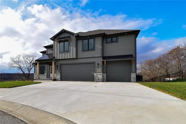 $789,950 | 13459 Terrace Park Drive, Parkville, MO 64152