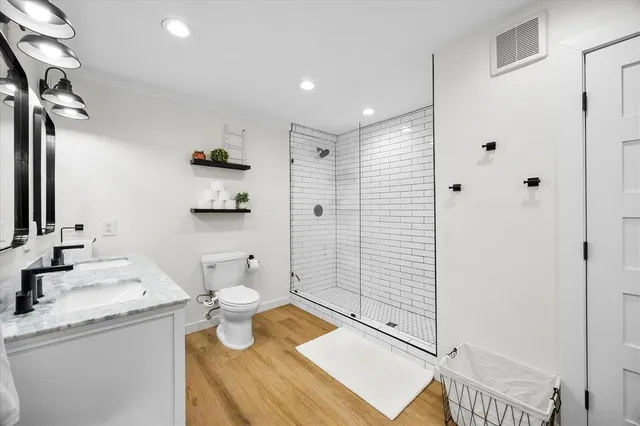 a en suite bathroom with double vanity sinks and a mirror