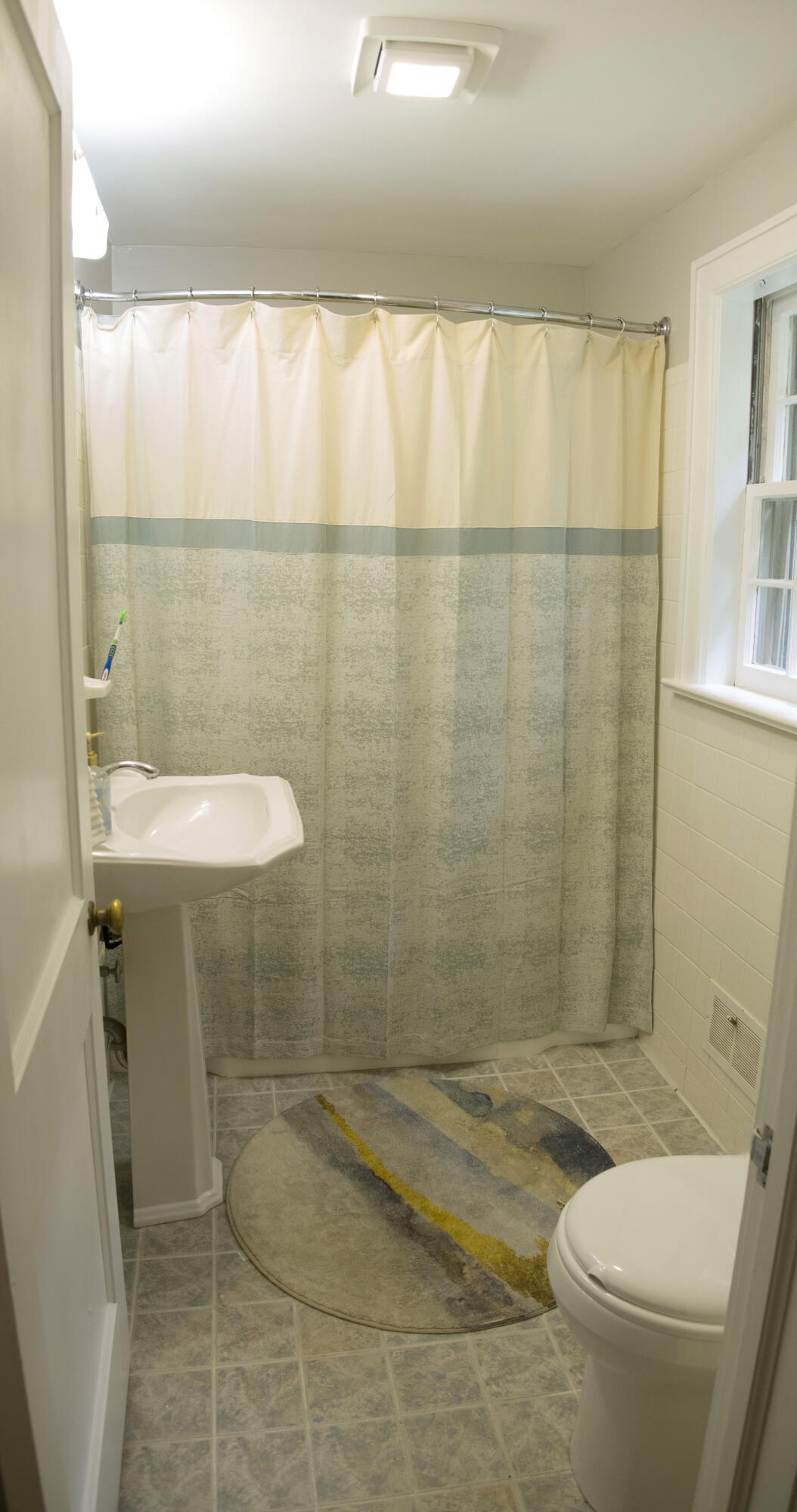 2773 Tillett Road Southwest Roanoke, VA 24015 - Photo 16 of 34 19.Upstairs_Bath_1