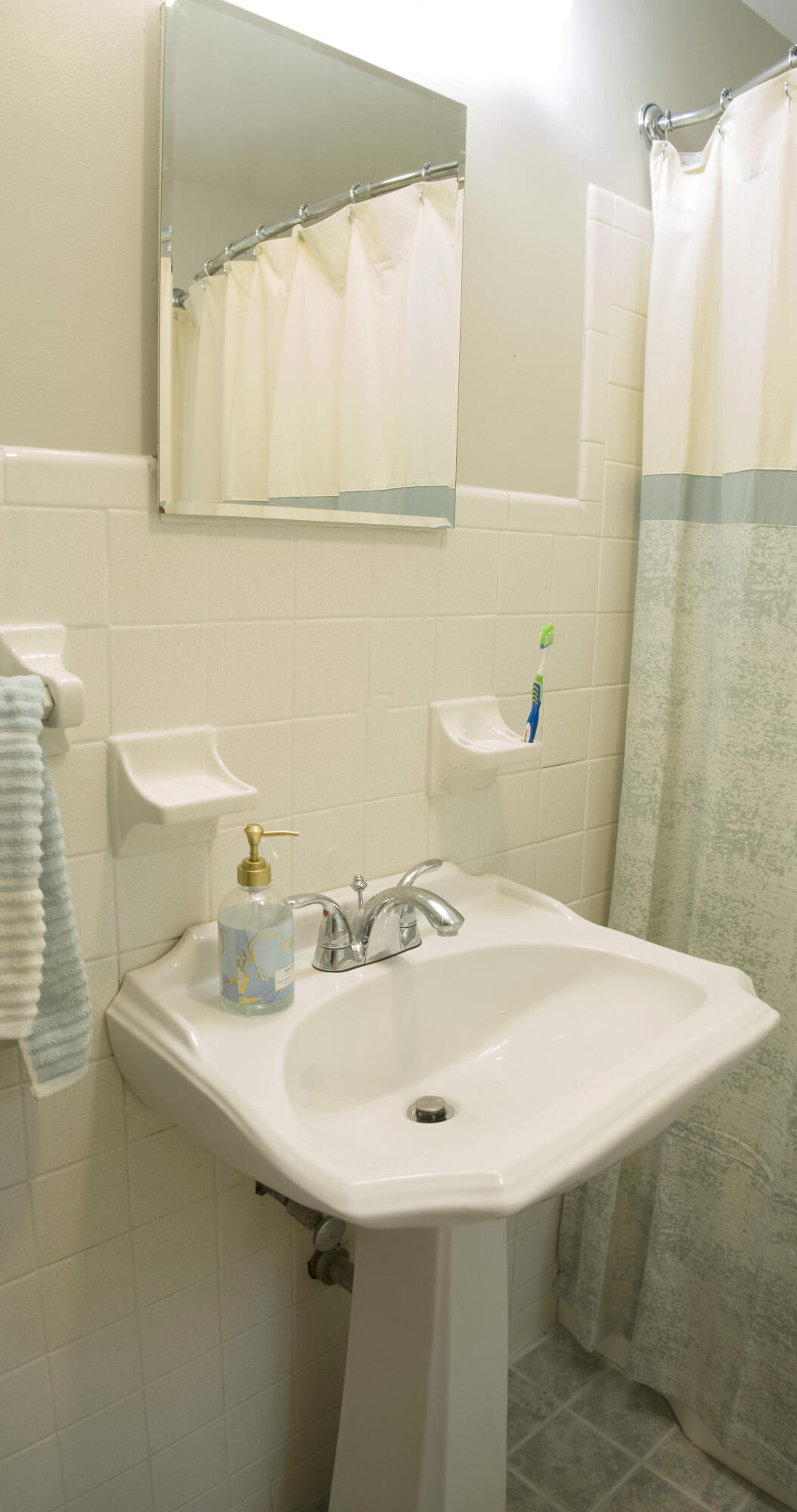 2773 Tillett Road Southwest Roanoke, VA 24015 - Photo 17 of 34 20.Upstairs_Bath_2