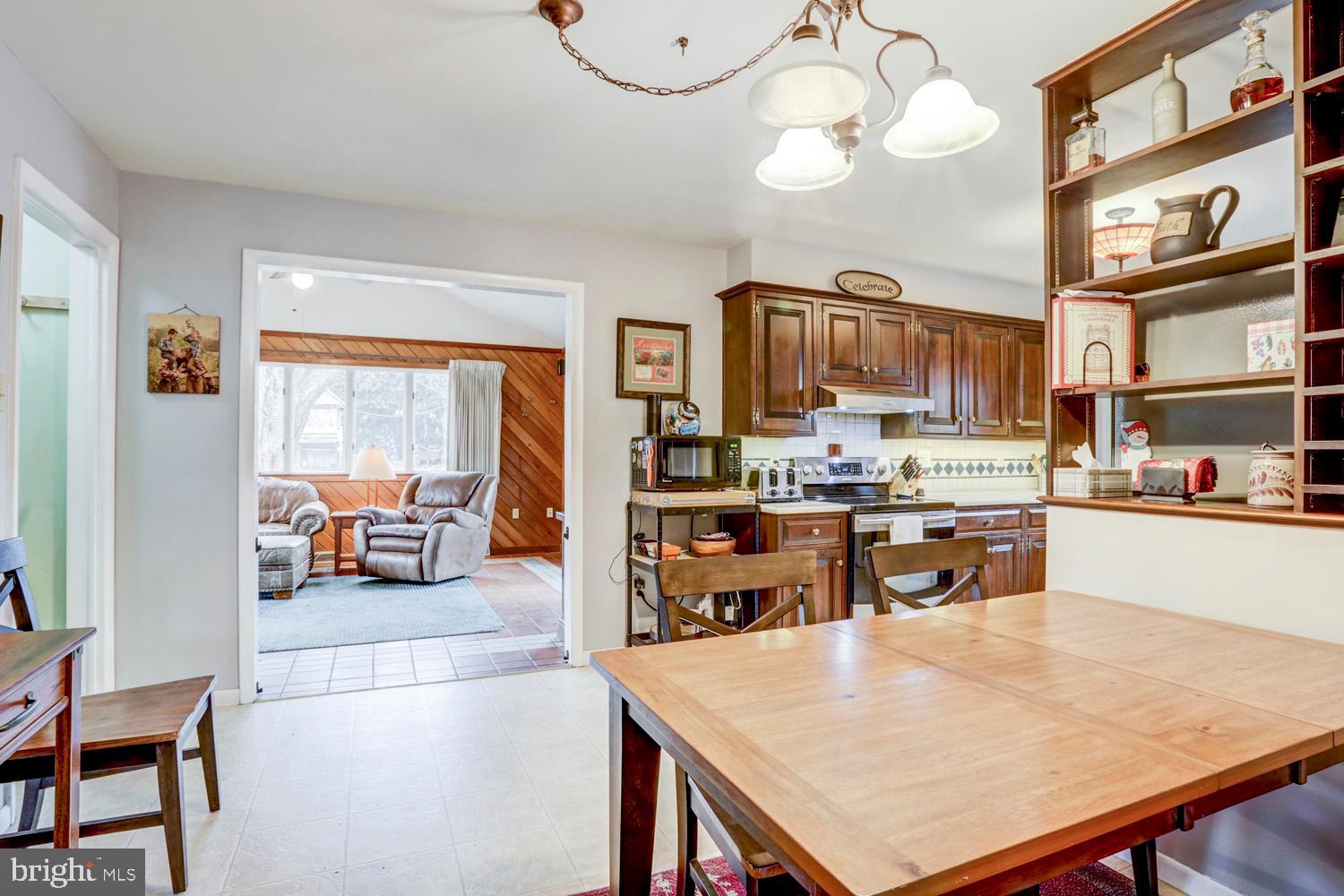 321 Lincoln Road Adamstown, PA 17569 - Photo 8 of 48 Dining area