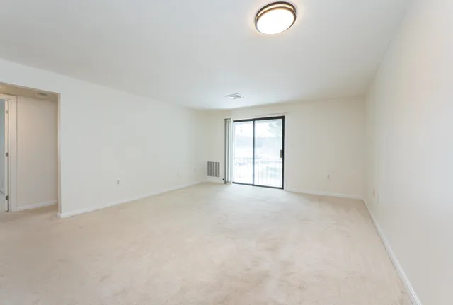 $260,000 | 2 Roedean Drive, Unit 307, Nashua, NH 03063