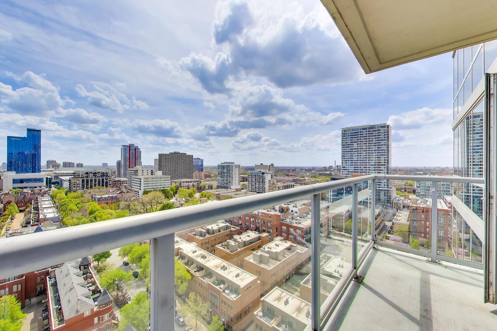 1629 South Prairie Avenue, Unit 1806 Chicago, IL 60616 - Photo 17 of 27 a view of swimming pool from a balcony
