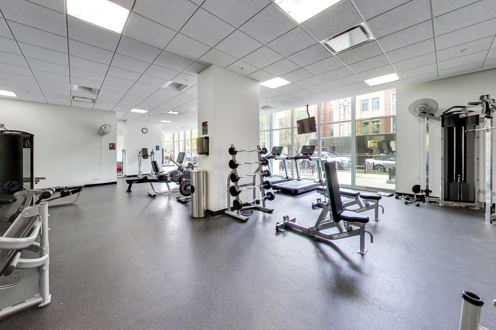 1629 South Prairie Avenue, Unit 1806 Chicago, IL 60616 - Photo 18 of 27 a view of a room with gym equipment