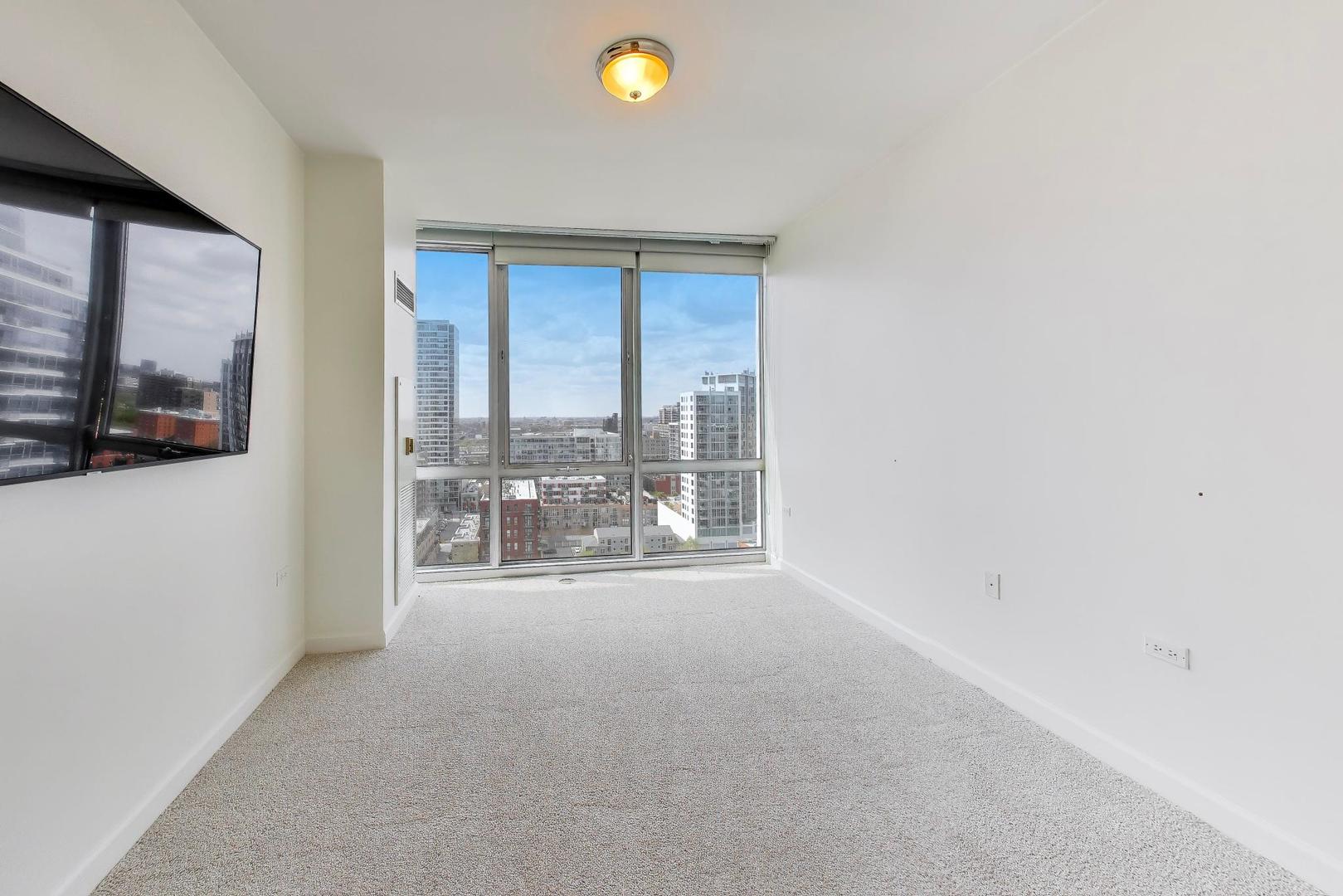 1629 South Prairie Avenue, Unit 1806 Chicago, IL 60616 - Photo 8 of 27 a view of a livingroom with a flat screen tv